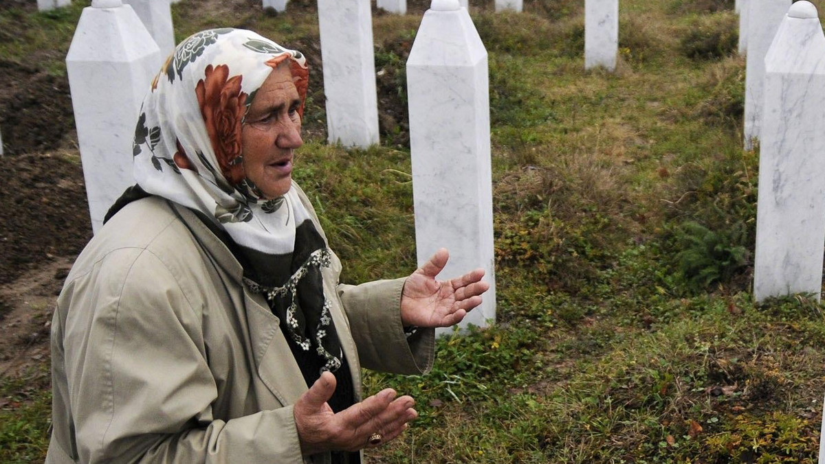 To wydarzenie zostało zapamiętano jako jedno z najokrutniejszych w Europie po II wojnie światowej. Podczas pięciodniowej rzezi w Srebrenicy zamordowano 8 tysięcy osób. Trybunał ONZ ds. zbrodni wojennych określił to jako "triumf zła". - Jeden z żołnierzy zbliżył się do kobiety stojącej w tłumie i zapytał, dlaczego jej dziecko płacze. Kobieta odpowiedziała, że jest głodne. Żołnierz odparł, że dziecko już nigdy więcej nie odczuje głodu, po czym zabił je na oczach wszystkich - tak o masakrze mówił jeden z francuskich policjantów zbierający dowody tej zbrodni.