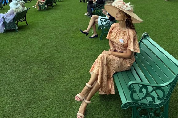 NA SVEČANOSTI SA KRALJEM ENGLESKE Oko Marijane Mateus plemići, ona puca od elegancije: Kladila se na konjske trke, pa izgubila novac