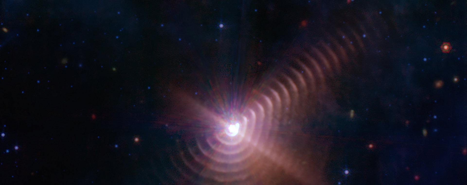 Dwie gwiazdy w systemie Wolfa-Rayeta 140 co osiem lat wytwarzają powłoki pyłu, które wyglądają jak pierścienie, jak pokazuje to zdjęcie z Kosmicznego Teleskopu Jamesa Webba.
