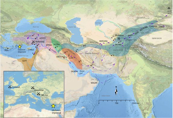 Strzałki pokazują udokumentowane szlaki handlowe istniejące od 2200 do 1700 p.n.e. Niebieski region to korytarz, którym cyna wędrowała z Azji Środkowej do Anatolii. Zaznaczono też główne imperia późnej epoki brązu.