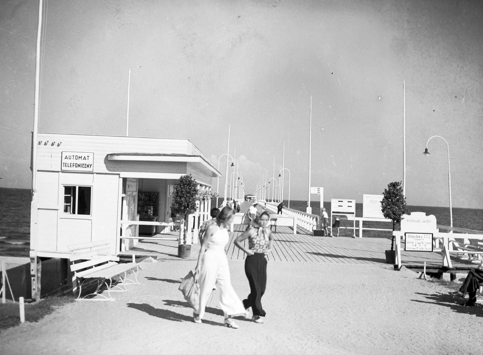 Kobiety podczas spaceru na molo, 1938–1939 (NAC)