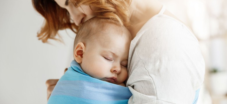 Jak i w czym nosić dziecko? Radzi fizjoterapeuta