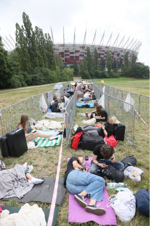 Fani Harry’ego Stylesa pod Stadionem Narodowym w Warszawie