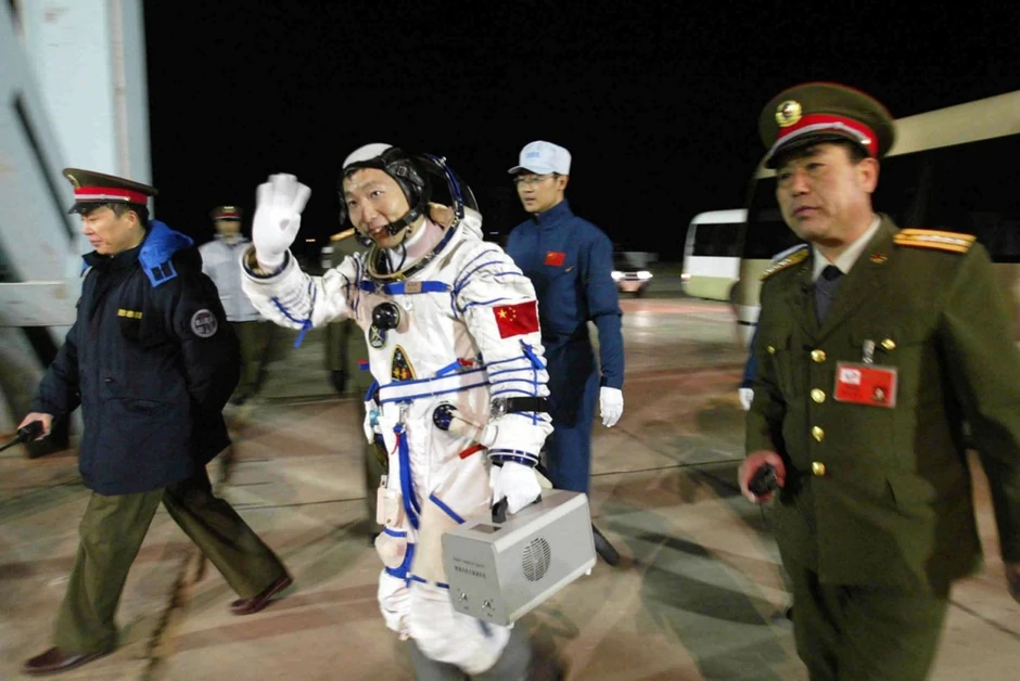 Jang Livej priprema se za polatenja u kapsuli "Šendžou V" u području Unutrašnje Mongolije na zapadu Kine 15. oktobra 2003.