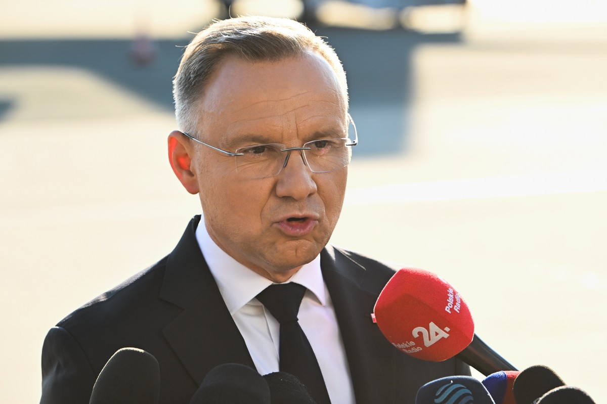 Prezydent RP Andrzej Duda podczas wypowiedzi dla mediów na lotnisku w Warszawie przed wylotem do Waszyngtonu