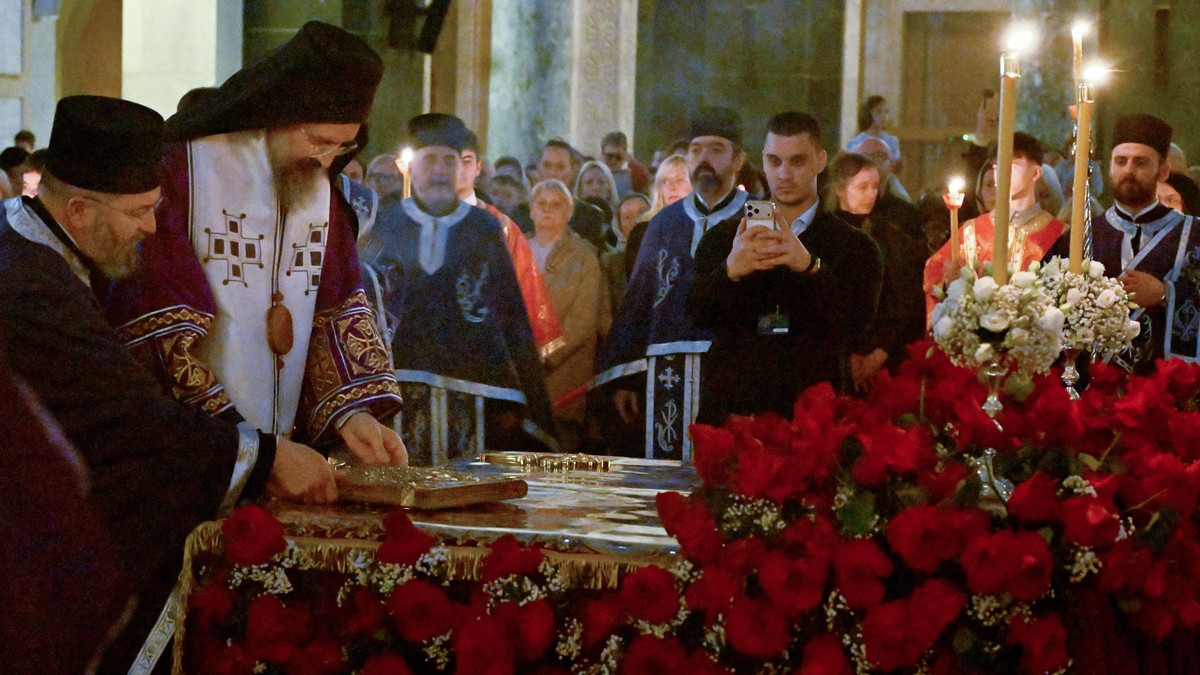 U Hramu Svetog Save na Veliki petak izneta plaštanica