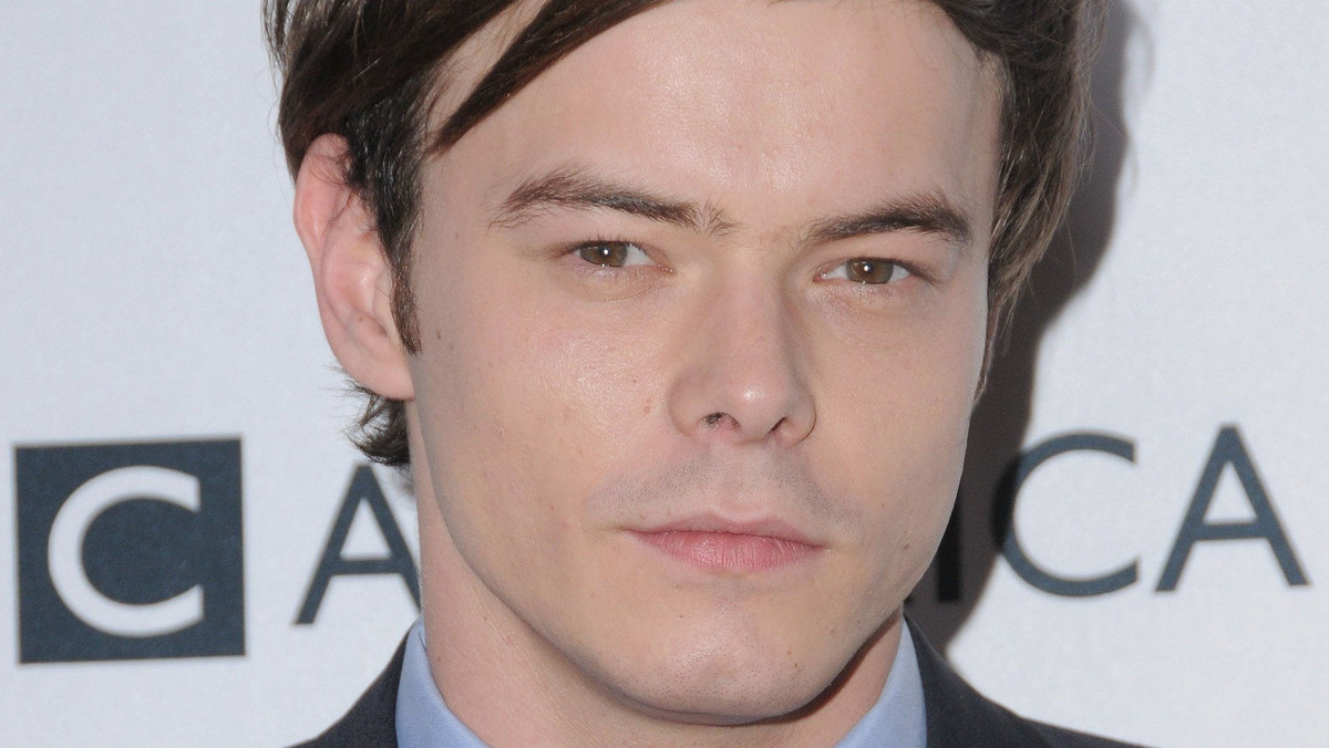 23-letni Charlie Heaton, gwiazdor serialu "Stranger Things" ma 3-letniego syna. Niestety aktor nie widuje się z chłopcem za często, ponieważ jest za bardzo zajęty swoją karierą. Kim jest matka dziecka?