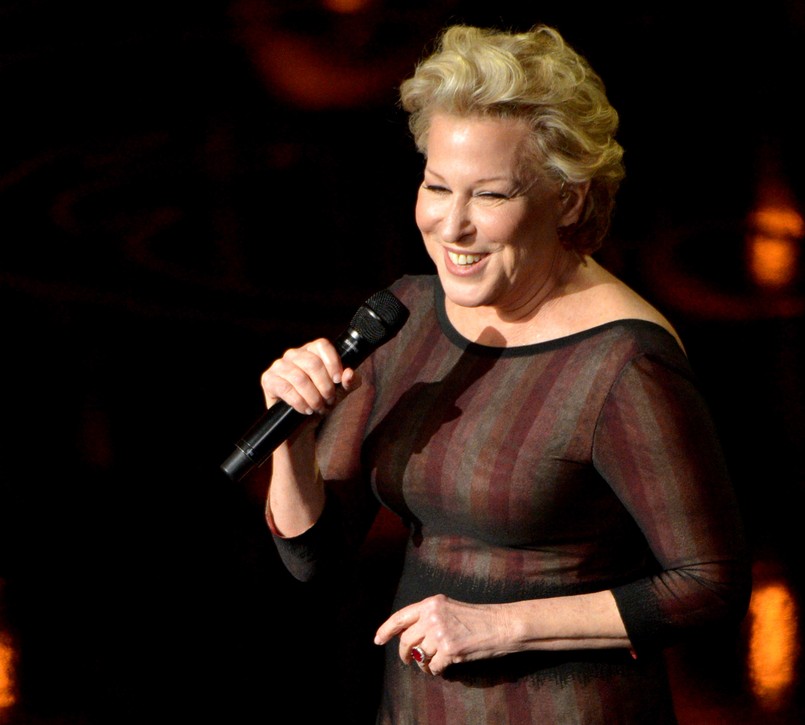 Legenda amerykańskiego kina i muzyki (rocznik 1945) zachwyciła widzów oraz gości oscarowej gali swoim wykonaniem utworu "Wind Beneath My Wings". To był najbardziej wzruszający moment wieczoru w Dolby Theatre, a Bette śpiewała i wyglądała rewelacyjnie