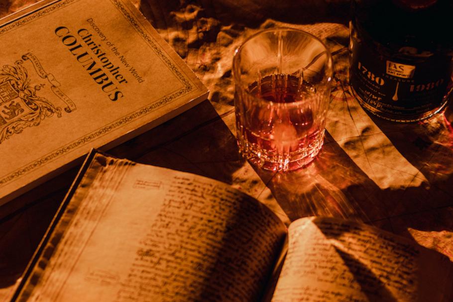 Dzięki niezwykłej wartości historycznej i ściśle limitowanemu nakładowi faksymile „Krzysztof Kolumb. Odkrycie Nowego Świata“ to rarytas zarówno pod względem kolekcjonerskim, jak i inwestycyjnym. Integralną częścią projektu jest autorski rum przygotowany przez markę Iconic Art Spirit, będący blendem rumu Harewood 1780 i 41-letniego kolumbijskiego rumu Dictador