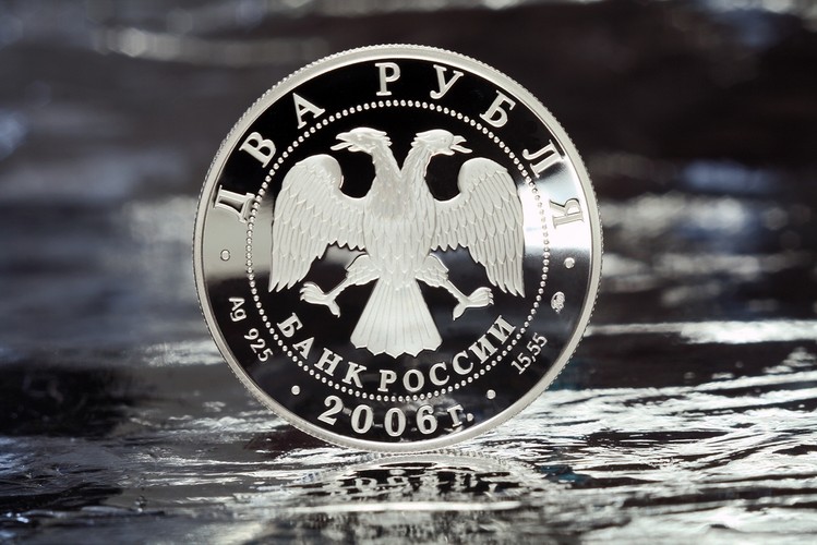 Do końca 2016 r. gwałtowny wzrost popytu na ropę i zbyt powolna podwyżka stóp przez Fed spowoduje umocnienie się rubla rosyjskiego o około 20% względem koszyka dolara amerykańskiego/euro.