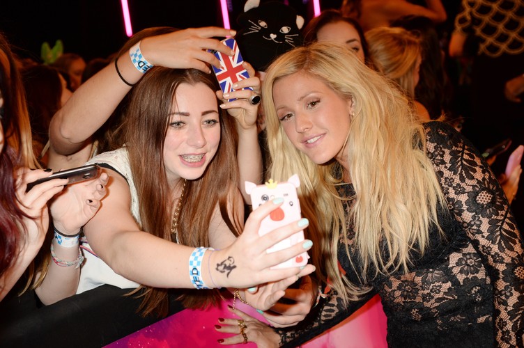 Ellie Goulding na czerwonym dywanie MTV EMA 2013