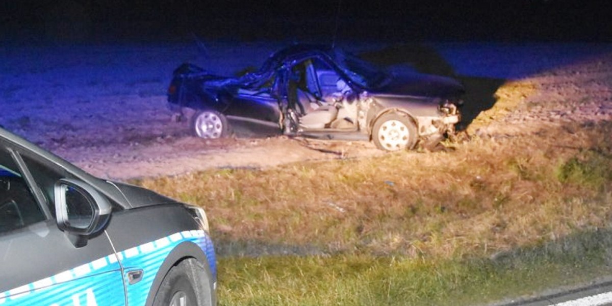 Tragiczny wypadek pod Chełmem. Auto rozbiło się na drzewie.