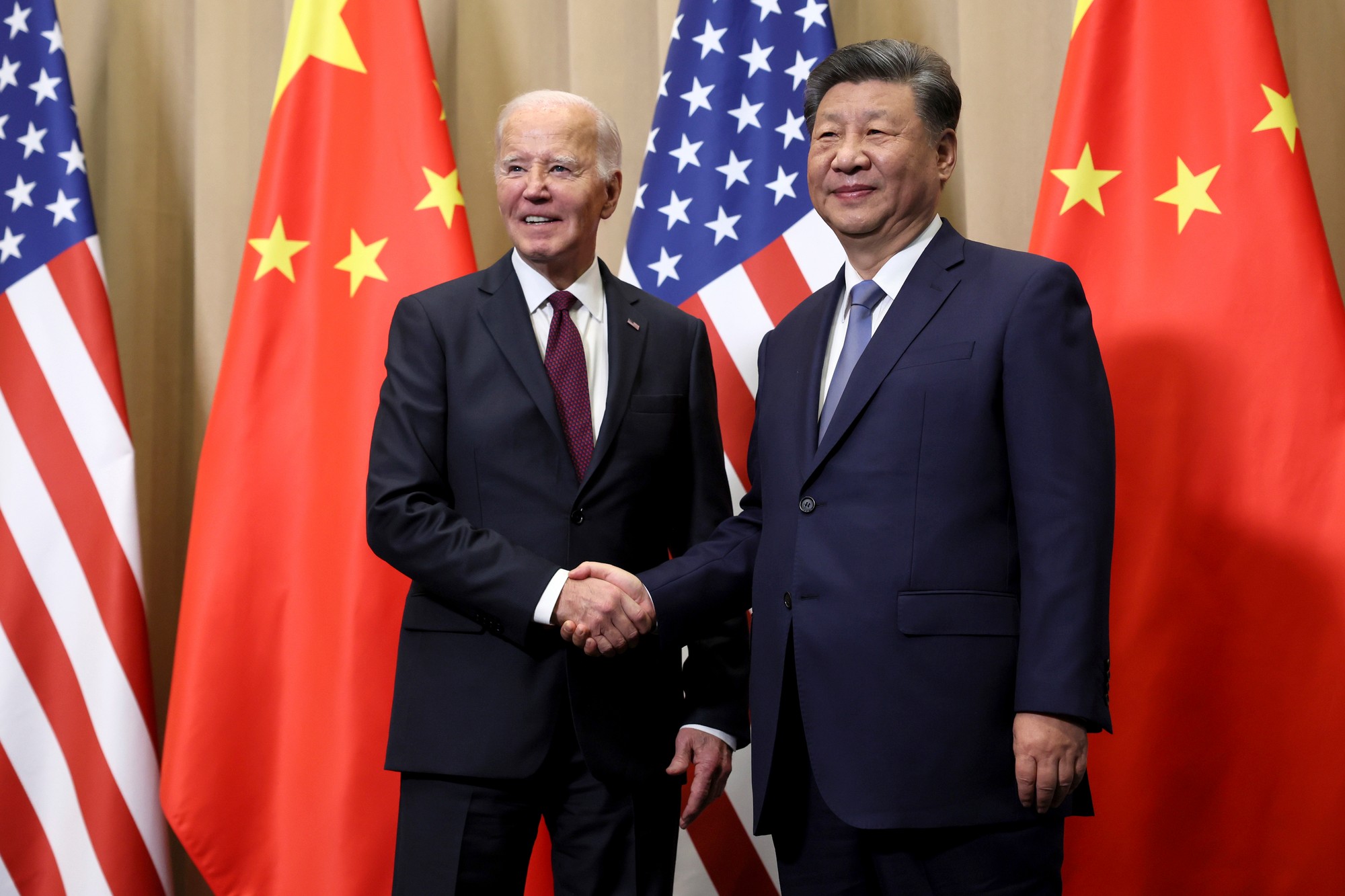 Americký prezident Joe Biden a čínsky prezident Si Ťin-pching počas bilaterálneho stretnutia v Lime.