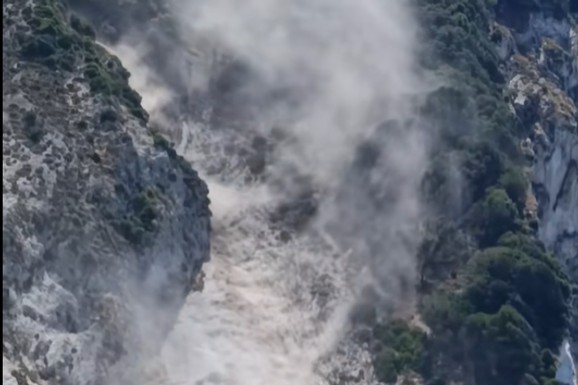 Urušio se deo padine na grčkoj plaži: Kupači posmatrali prizor, nema povređenih (VIDEO)