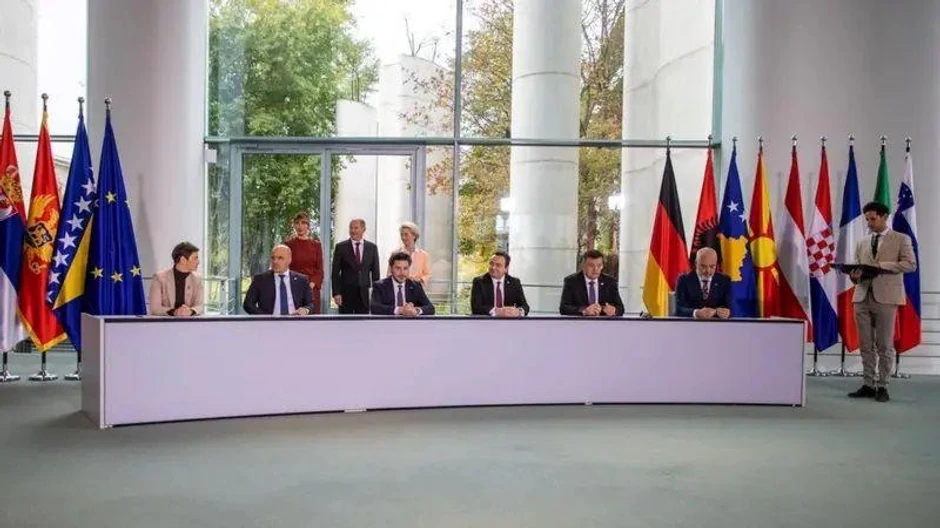 Samit 2022: Ana Brnabić (premijerka Srbije), Dimitar Kovačevski (premijer Severne Makedonije), Dritan Abazović (premijer Crne Gore), Aljbin Kurti (premijer Kosova), Zoran Tegeltija (premijer BiH) i Edi Rama (premijer Albanije) potpisuju sporazume - navedeni sleva | Foto: ANDREAS GORA/POOL/EPA-EFE/REX/Shutterstock