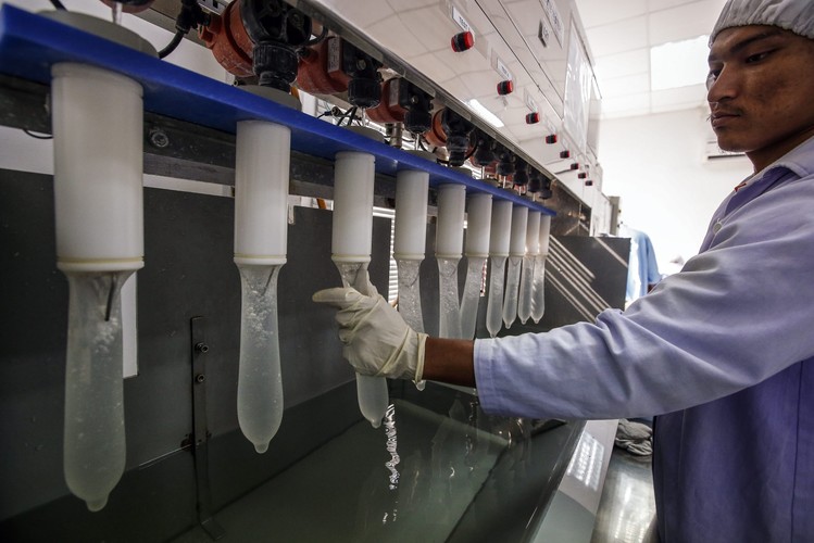 Karex ma swoje filie w malezyjskich stanach Pontian, Johor, Port Klang, Selangor, a także w Hat Yai w Tajlandii. 
<b>Na zdjęciu</b>Pracownik kontroli jakości przy testach jakościowych.<br><br>
Fot. EPA/AZHAR RAHIM Dostawca: PAP/EPA.