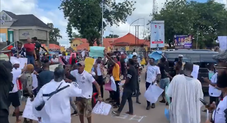 #EndSARS: Umahi apologises, imposes 24-hour curfew as 'hoodlums and cultists' hijack protest in Ebonyi. [Twitter/@Godson49205720]