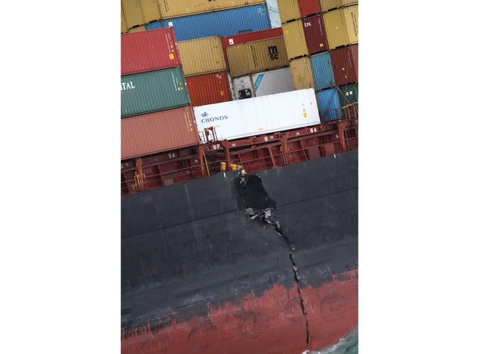 Tonący u wybrzeży Nowej Zelandii statek Rena