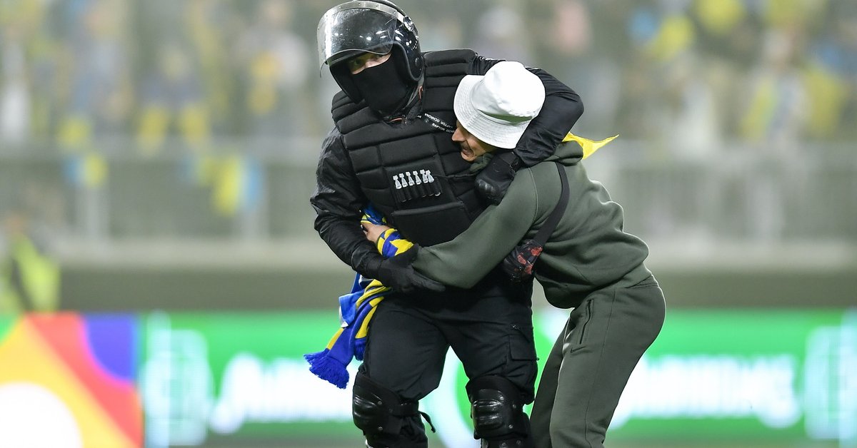 A scandal after the Ukraine match in Łódź.  The fans were stopped by one of the players [WIDEO]