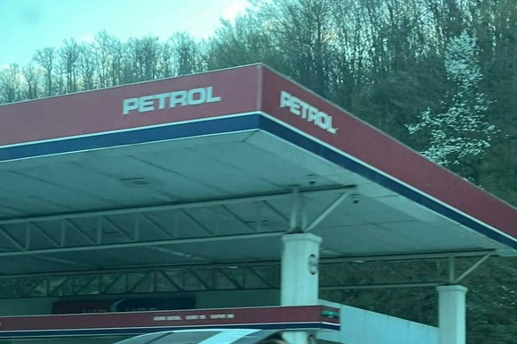 LUKSUZNI "PORŠE" TOTALNO SMRSKAN Vozač se pri velikoj brzini zakucao u benzinsku pumpu (FOTO)