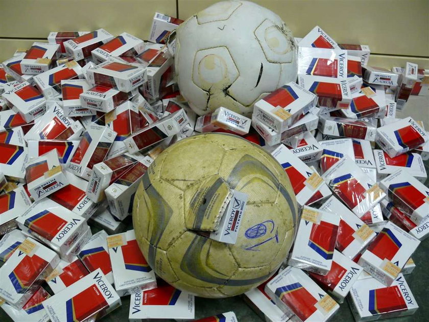 Przemyt papierosów w piłkach