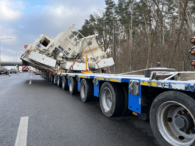 Transport gigantycznej maszyny czeka przed wjazdem do Warszawy na drodze ekspresowej S8 w pobliżu węzła Janki