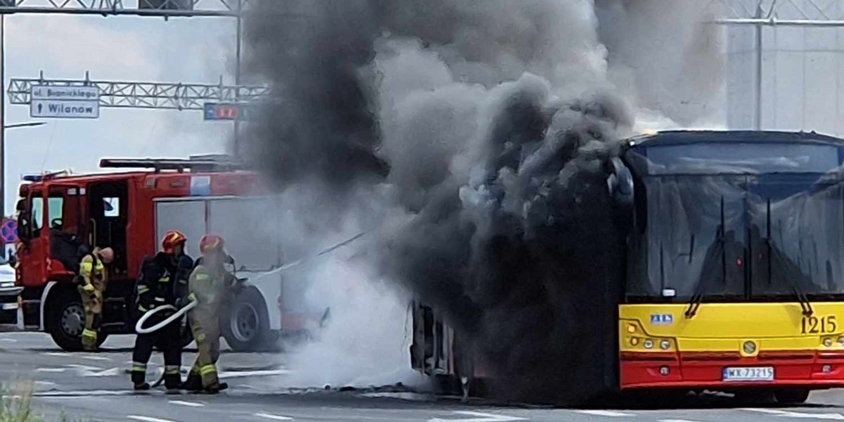 Autobus miejski spłonął na warszawskim Ursynowie.