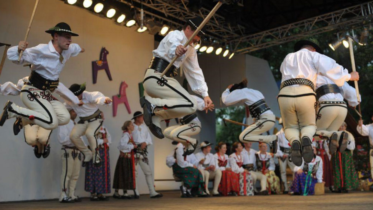 Tysiące turystów podziwiało korowód zespołów folklorystycznych, który przeszedł w niedzielę ulicami Zakopanego rozpoczynając 43. Międzynarodowy Festiwal Folkloru Ziem Górskich.