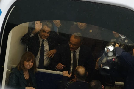 Grčka predsednica Katerina Sakelaropulu, premijer Kirijakos Micotakis i ministar transporta Hristos Staikuras u metrou u Solunu 30 novembra
