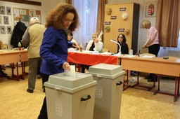 wybory na węgrzech. zakończono głosowanie, lokale wyborcze zostały zamknięte