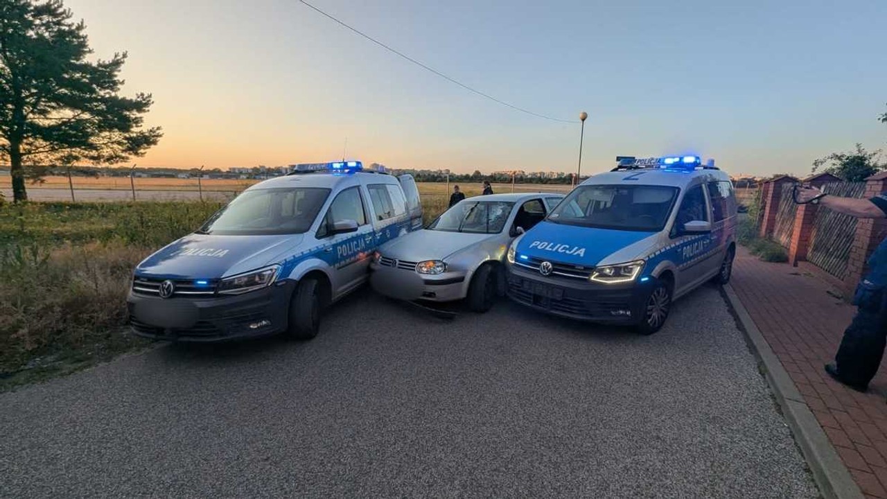 Szaleńczy pościg ulicami Warszawy. Kierowca uciekał przez kilka dzielnic [WIDEO]