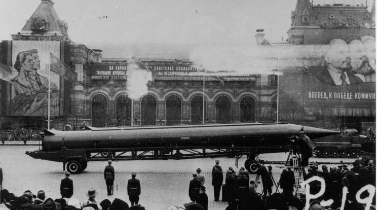 Közepes hatótávolságú rakéta, amelyet az akkori  moszkvai Győzelem napi felvonuláson kaptak lencsevégre, /Fotó:Wiipedia