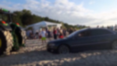 "Audi to stan umysłu" Kierowca wjechał na plażę w Międzyzdrojach i utknął