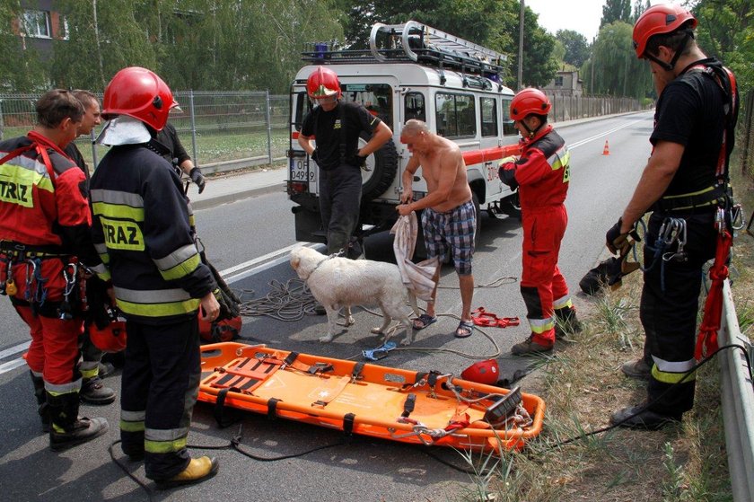 Strażacy uratowali 46-latka i jego pieska