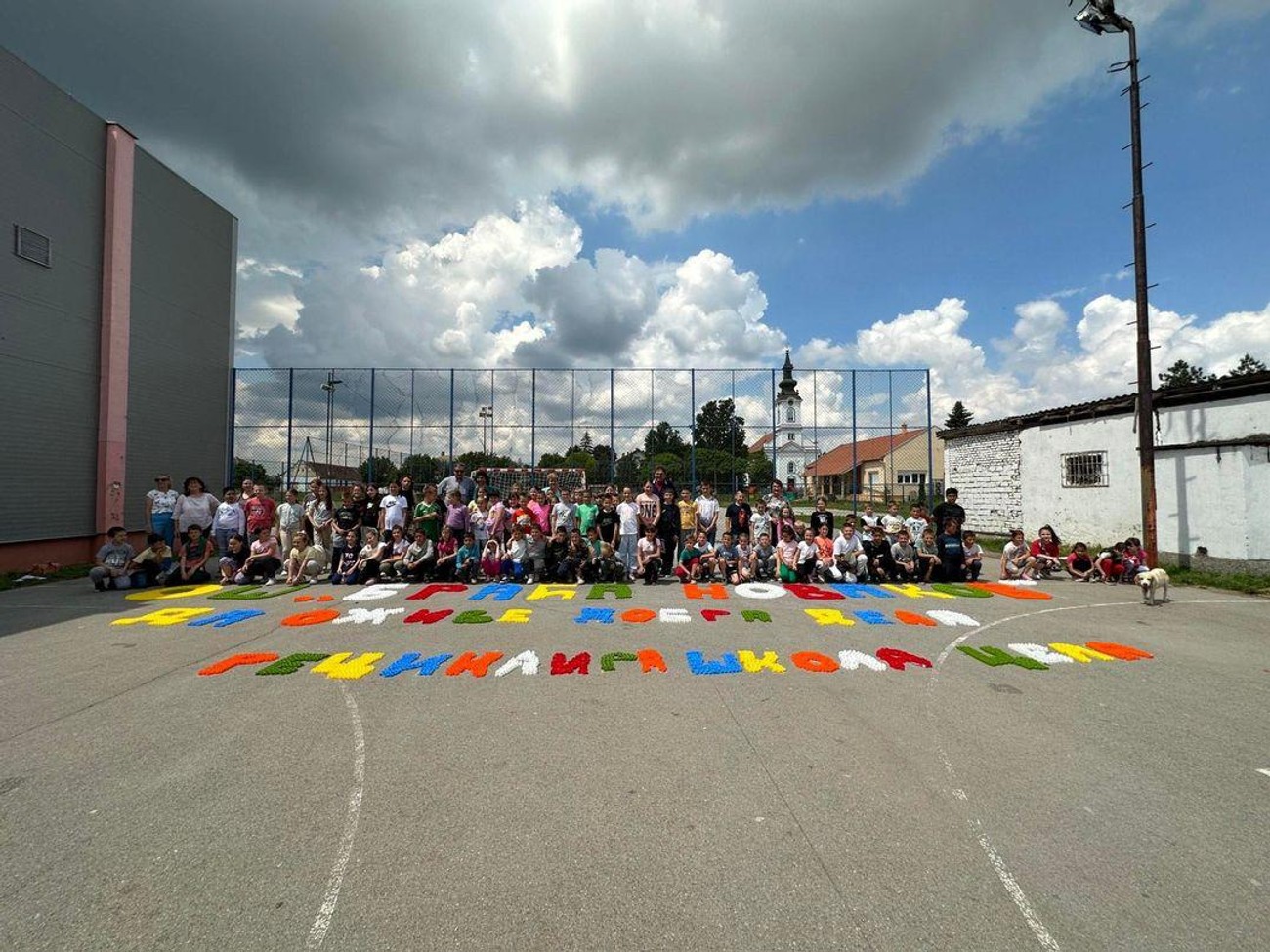 Cela Srbija treba da vidi šta su stavili ispred učionice u Vojvodini