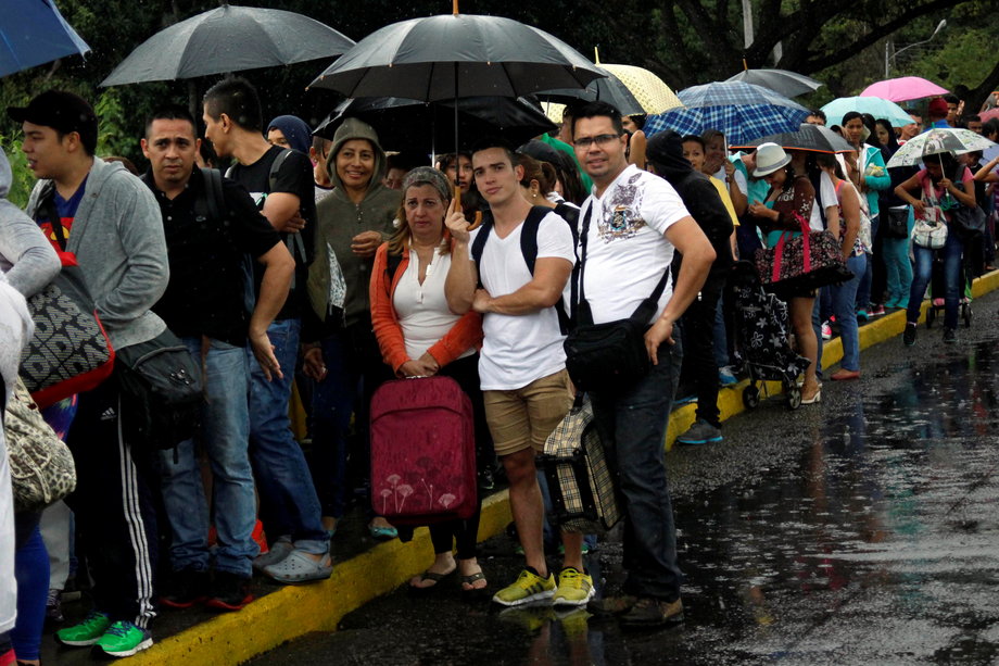 People line up to cross over the Simon Bolivar international bridge to Colombia to take advantage of the temporary border opening in San Antonio del Tachira, Venezuela, July 16, 2016.