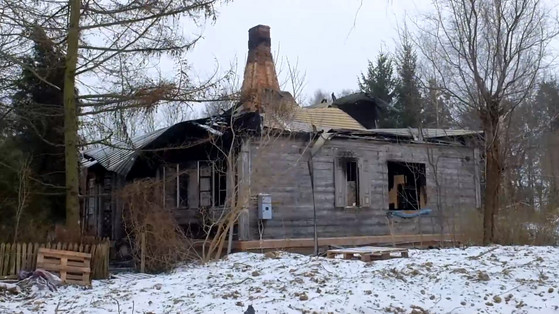 Tak wygląda dom syna Magdy Gessler po pożarze. Byliśmy na miejscu. Niemal nic nie zostało, przerażający widok! [WIDEO]