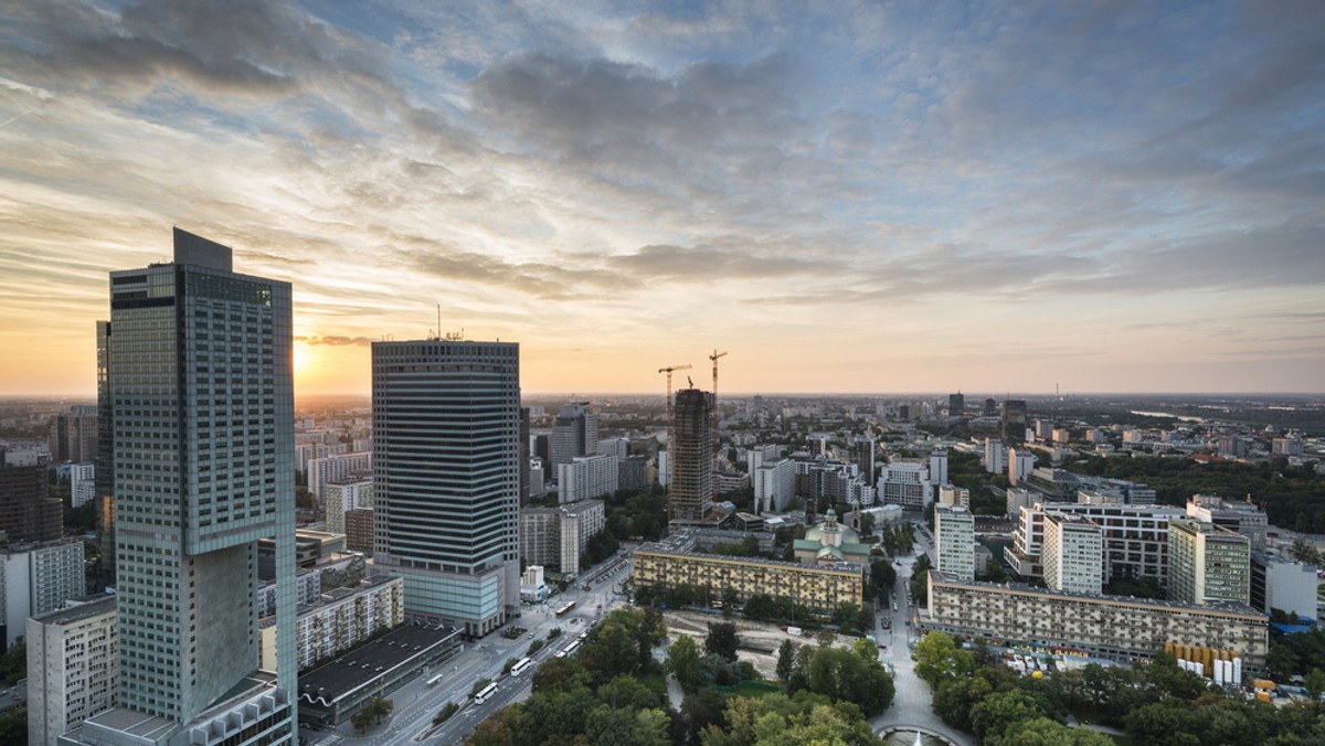 Na trzy miesiące wrocławski sąd aresztował urzędnika stołecznego ratusza Krzysztofa R., podejrzanego o korupcję ws. warszawskich reprywatyzacji. R i dwóch innych stołecznych urzędników mieli – zdaniem prokuratury - przyjąć łapówki w łącznej kwocie 380 tys. zł.