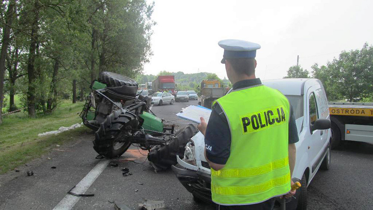 W wypadku na obwodnicy Ostródy ranna została jedna osoba. Zderzyły się tam trzy samochody: osobowy, ciężarowy i ciągnik rolniczy. Mężczyzna, który jechał ciągnikiem, trafił do szpitala.