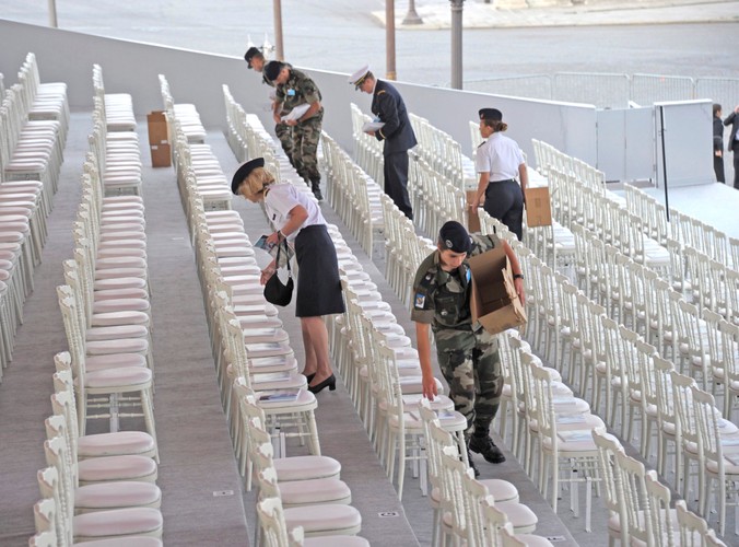 Przygotowania na trybunie dla gości honorowych