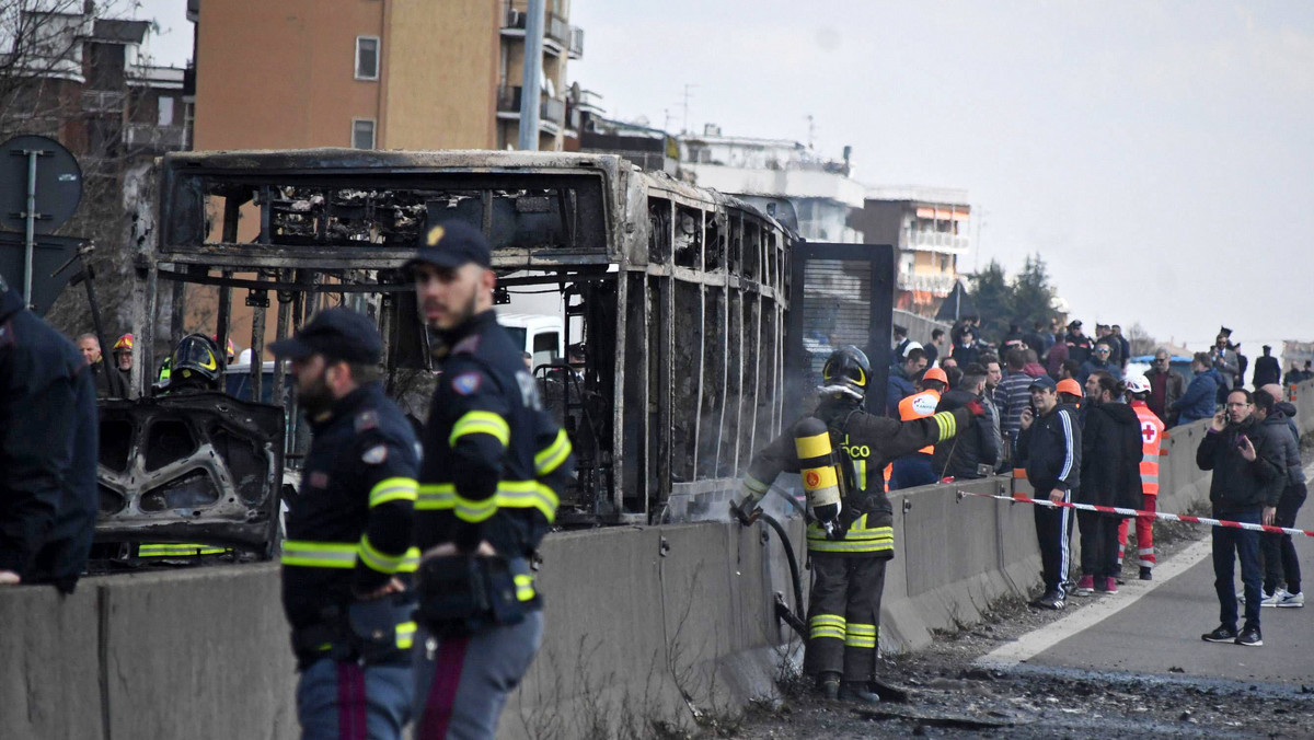 Porwanie autobusu we Włoszech. Porywacz podpalił autobus z dziećmi