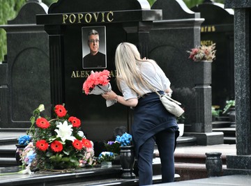 (Foto) Suzana Jovanović je prošli rođendan Saše Popovića obeležila na groblju: Donela je tortu, cveće  i suzu