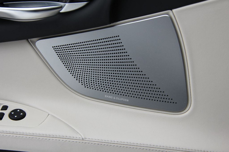 Z przodu w drzwiach BMW 7 umieszczono zestaw dwudrożny Bang &amp; Olufsen.