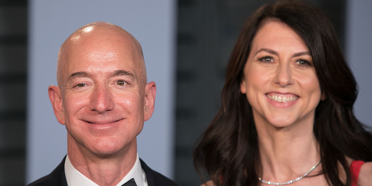  MacKenzie Scott w połowie lipca została najbogatszą kobietą w Stanach Zjednoczonych. Był to efekt wzrostu wartości firmy Amazon, której akcje ma w portfelu była żona Jeffa Bezosa. 