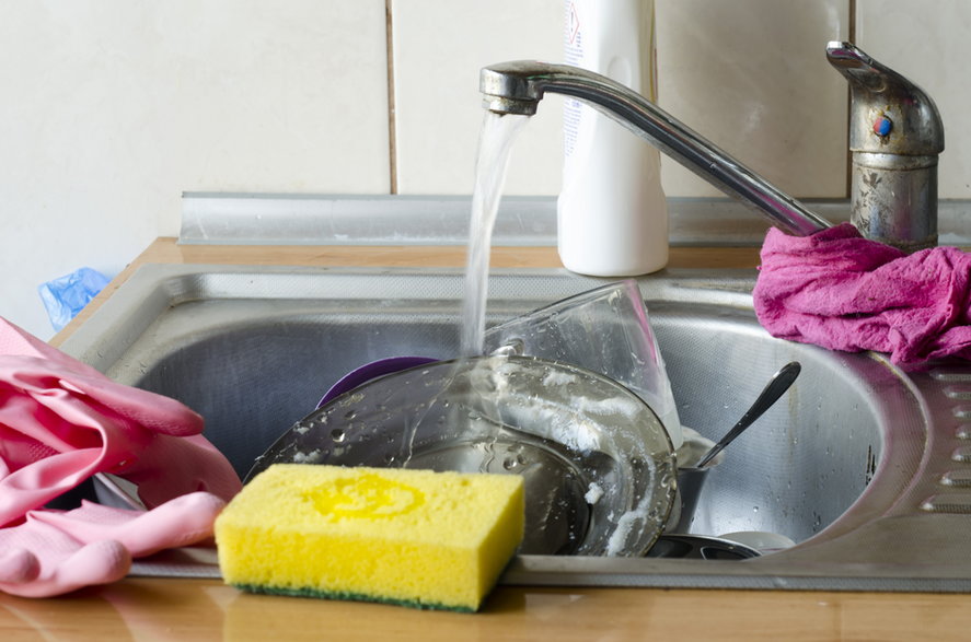 Zlew najczęściej zatyka się resztkami jedzenia po zmywaniu naczyń - ChemiQ/stock.adobe.com