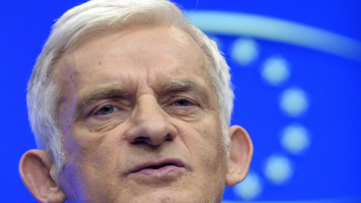 Przewodniczący Parlamentu Europejskiego Jerzy Buzek powiedział dzisiaj, w związku z manifestacjami na ulicach Tunisu po śmierci polskiego salezjanina ojca Marka Rybińskiego, że rozumie gniew protestujących, a jego myśli są z rodziną zamordowanego księdza.