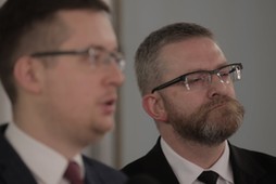 30.03.2021 Warszawa , Sejm . Poslowie Konfederacji od lewej : Robert Winnicki i Grzegorz Braun podczas konferencji prasowej w nt: Stanowisko Konfederacji ws. Funduszu Odbudowy .Fot. Slawomir Kaminski / Agencja Gazeta