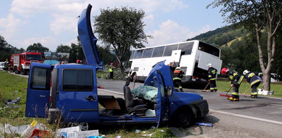 Autokar z dziećmi zderzył się z dostawczym fiatem. Są ranni