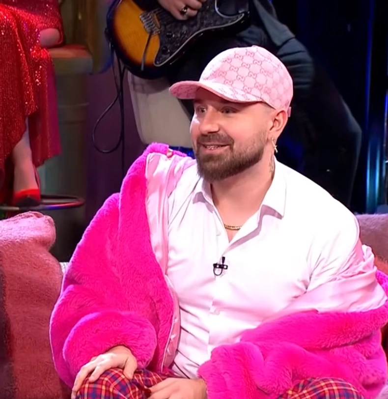 Heni je mnoge nasmejao u studiju svojim autfitom