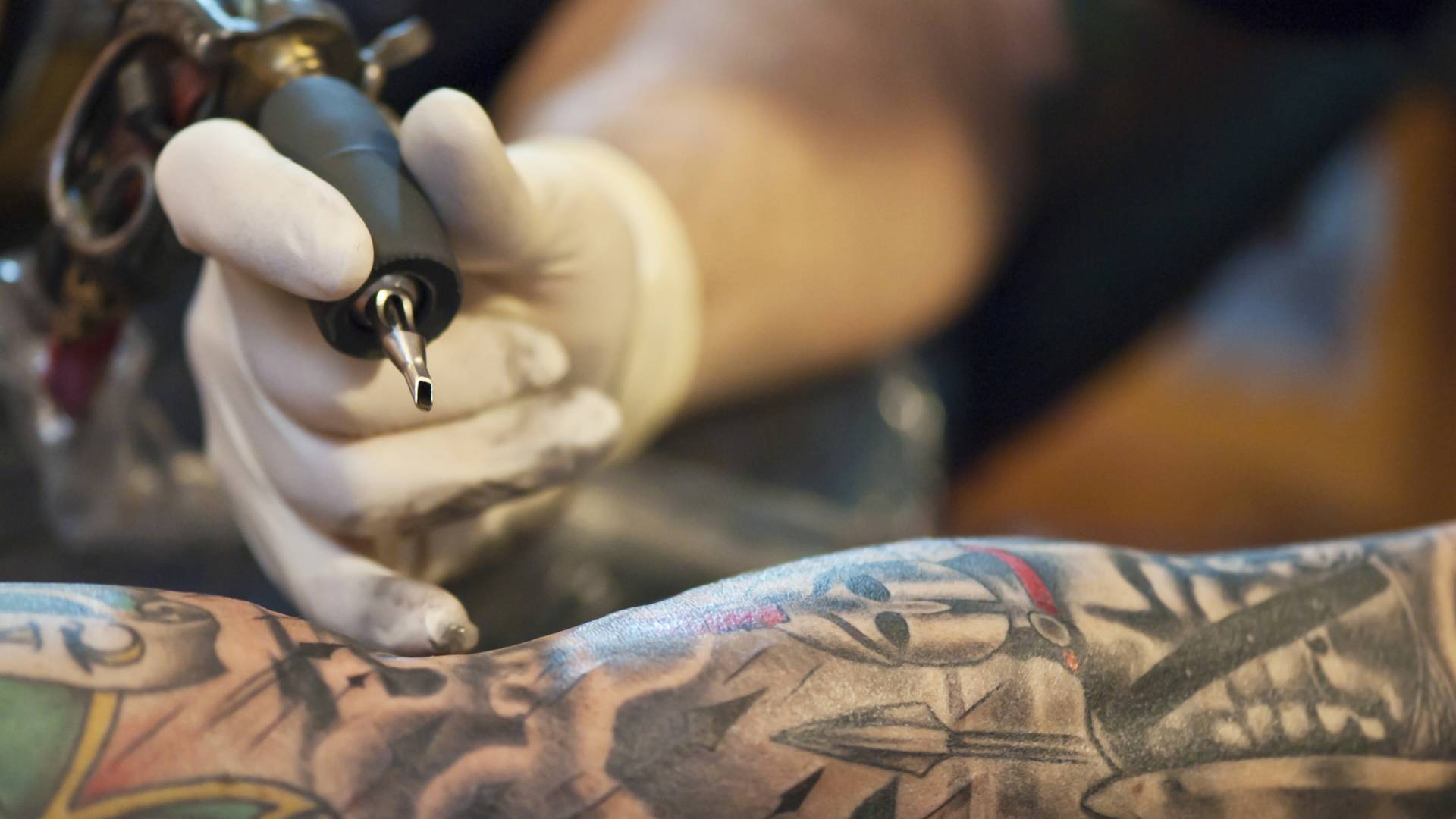 Egy német szálloda fizet munkavállalóinak, hogy tetoválást és piercinget csináltassanak